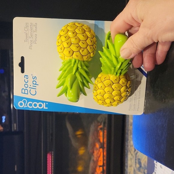 NWT Boca Clips,large pineapples!FOR BEACH TOWELS!! - Picture 1 of 4